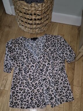 Sanctuary Leopard Print V-Neck Women’s Top - Black & Cream Print Womans Medium
